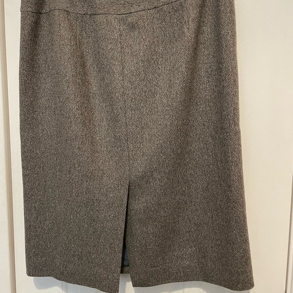 Beautiful brown tweed skirt by Ann Taylor LOFT. - Picture 2 of 7